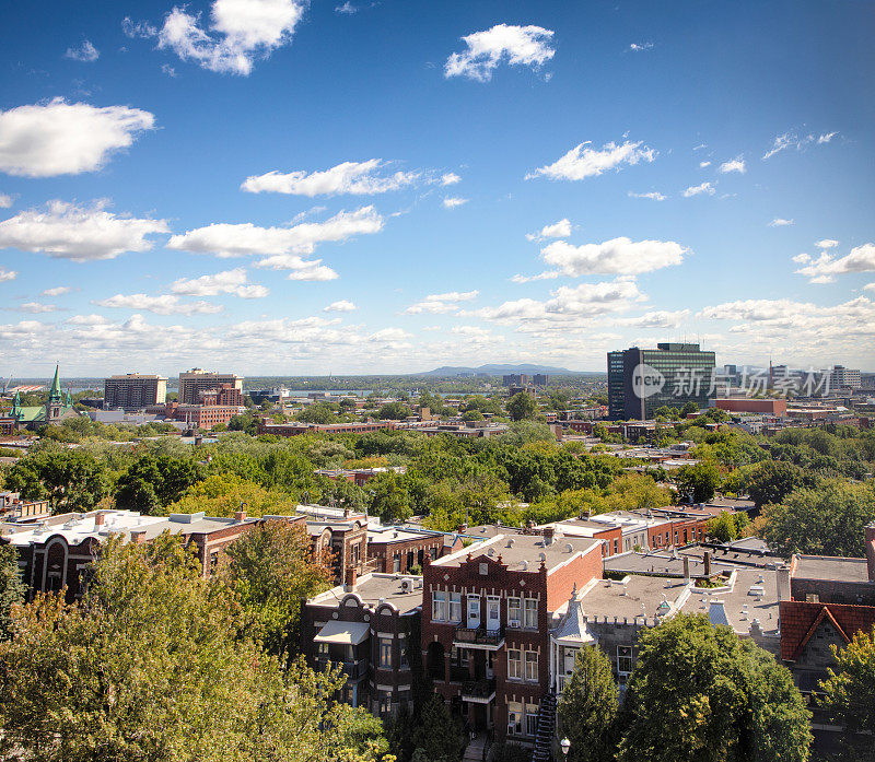 在一个阳光明媚的夏日，在Hochelaga Maisonneuve地区上空的蒙特利尔天际线